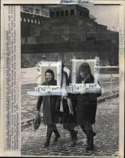 1970 Press Photo One-child family near Lenin's tomb in Moscow, Russia