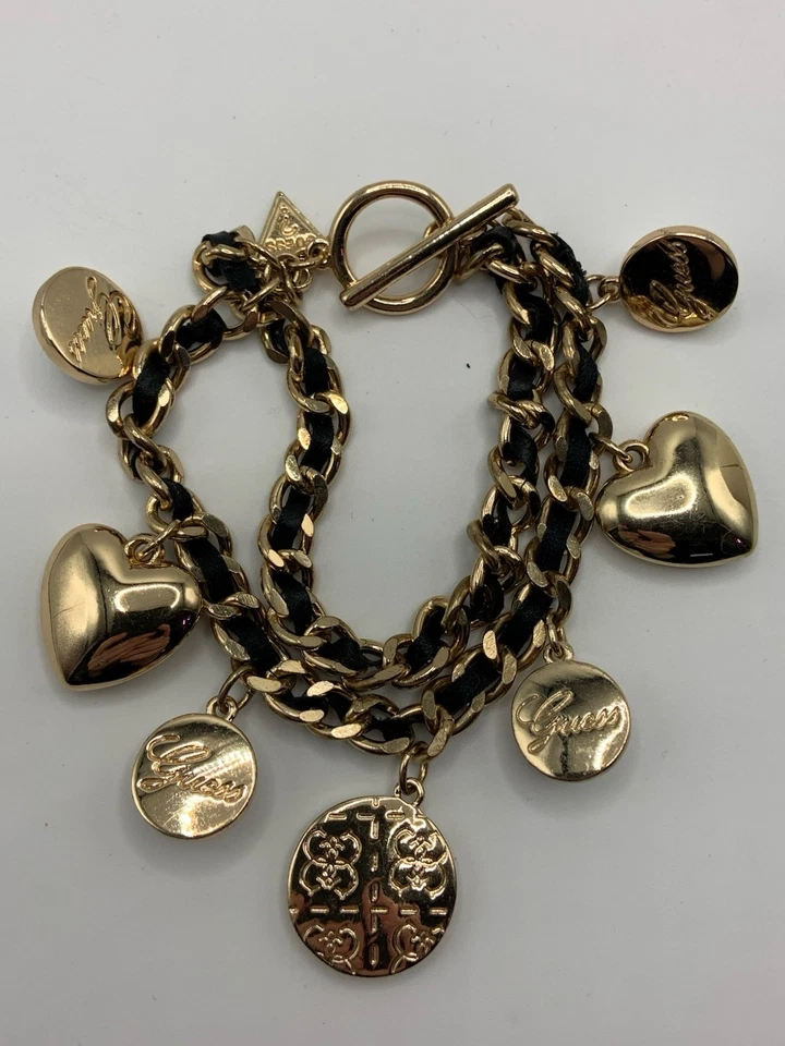 "Brazalete Guess cinta negra tono dorado imitación perla corazón dije palanca de 7""" Foto 3 de 4
