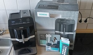 Siemens EQ 300 Kaffeevollautomat, Klavierlack Schwarz