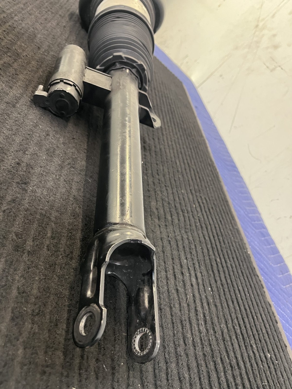 Rolls-Royce Phantom 2018-2019 Front Right Air suspension strut P/N 37106888510