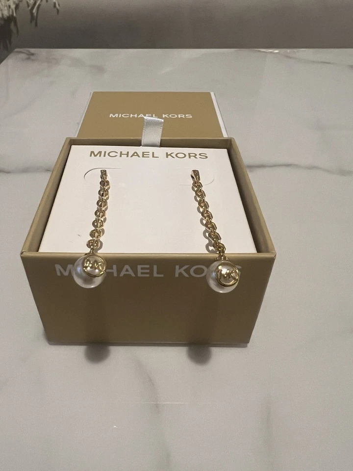 "Pendientes Michael Kors tono dorado perla con perla MK oro L gota 2"" nuevos con etiquetas $85" Foto 3 de 4