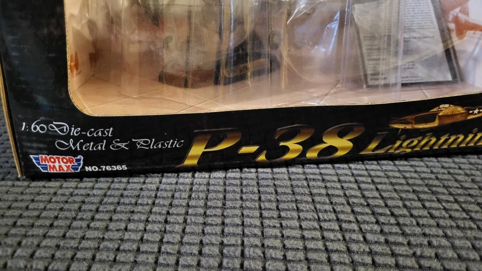 Bonito avión de combate modelo fundido a presión P-38 Lightning vintage usado escala 1/60 *daño Foto 4 de 4
