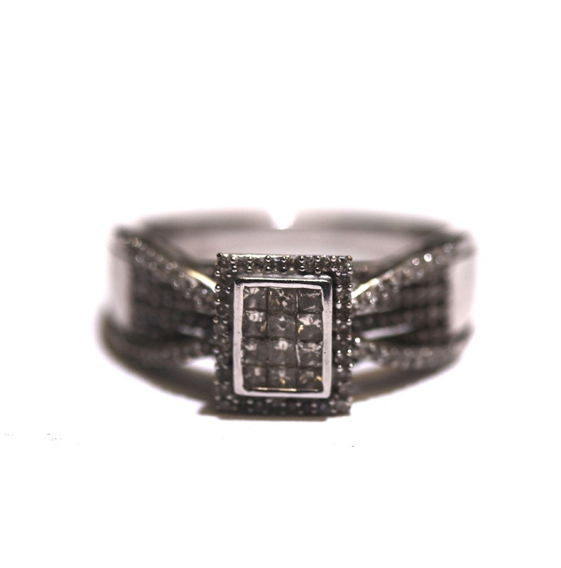 10k white Gold .81 ct.  invisible Princess Diamonds Engagement Ring 3.6g estate