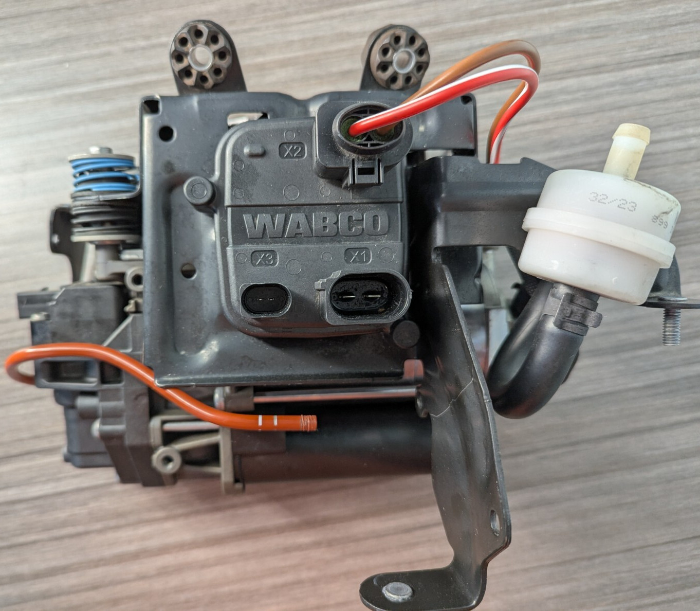 BENTLEY BENTAYGA AIR COMPRESSOR 4M0616005J VALVE UNIT