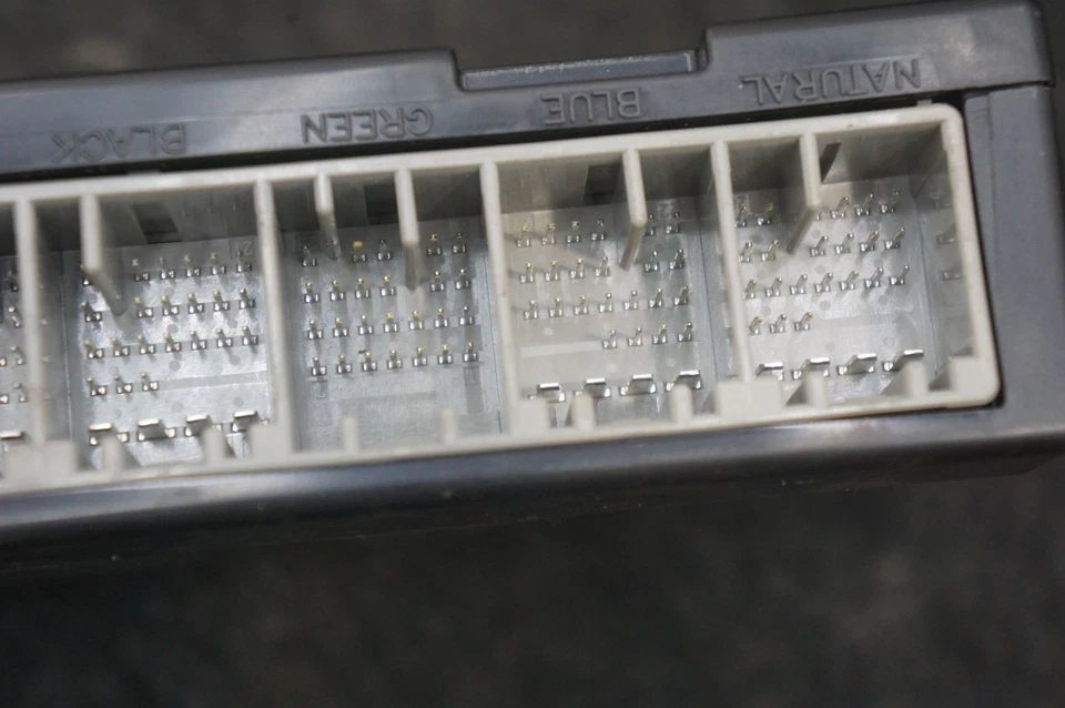 Módulo de control de carrocería BCM OEM 13592137 Chevrolet Silverado 3500 2015 Foto 2 de 4