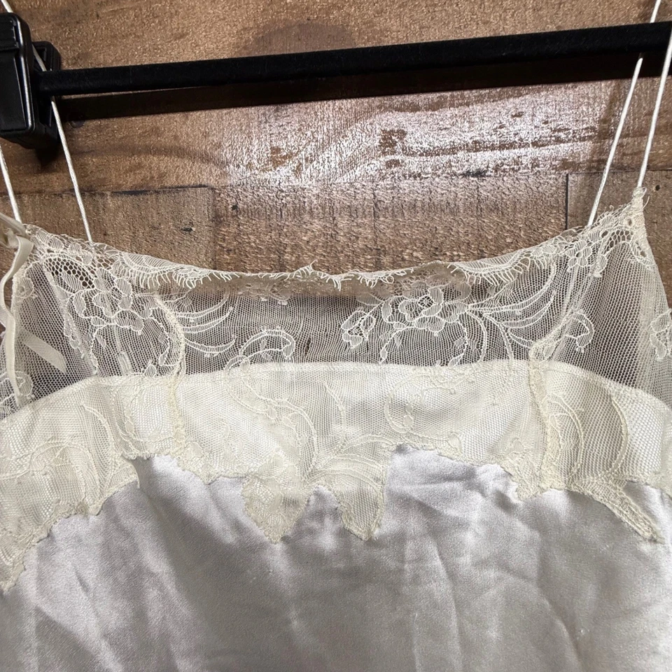 Mini Vestido sin Mangas Victoria's Secret Encaje Bordado Marfil Satinado Lencería Mediano Foto 3 de 4
