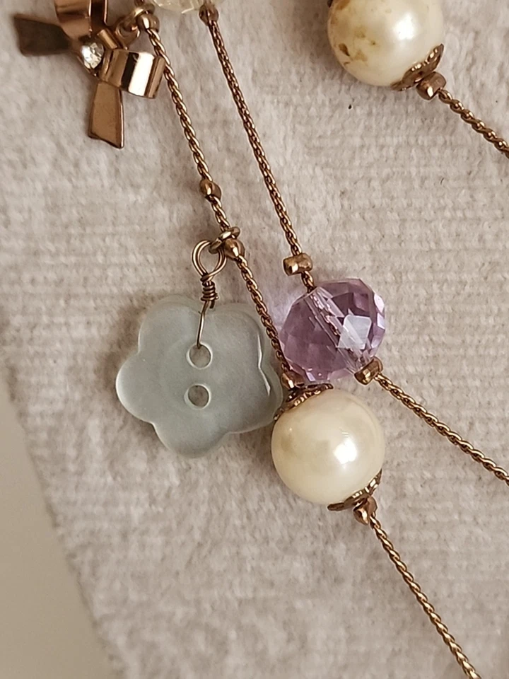 Berloque em camadas Betsey Johnson colar relógio coração arcos pérola falsa tom dourado - Imagem 4 de 4