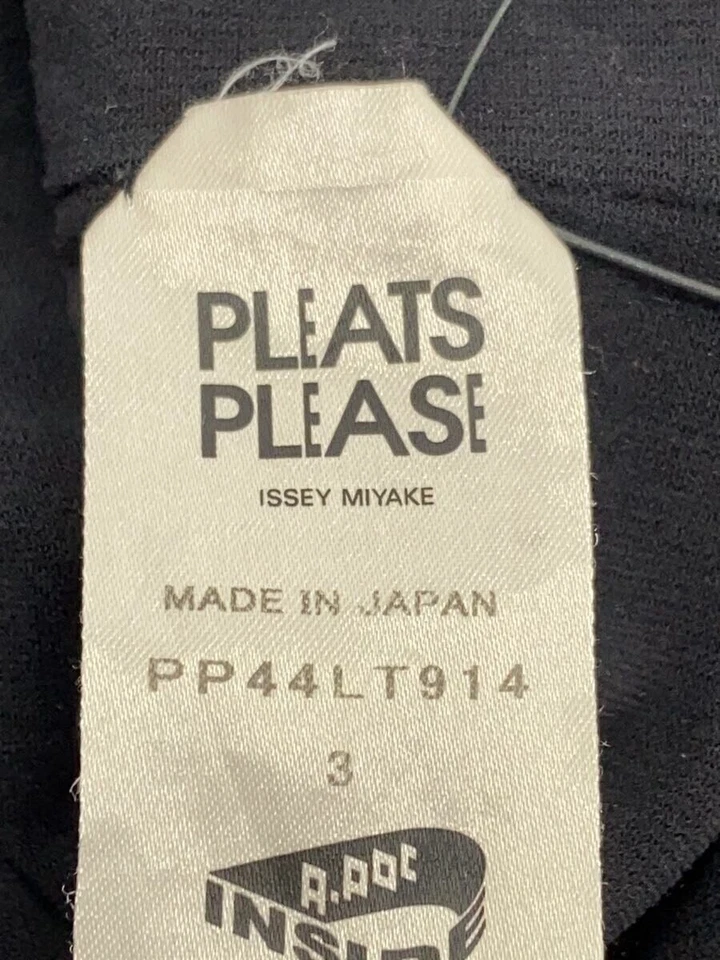 Top de nailon manga corta Pleats Please Issey Miyake negro talla 3 usado Foto 3 de 4