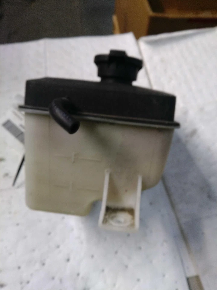 2018 KIA Cadenza Engine Coolant Reservoir OEM Grey 3.30L 81000 Miles Foto 3 de 4