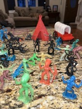 Vintage Cowboys  Indians Plastic Figures Lot w/ Teepee, Wagon, Etc 90 Pieces 