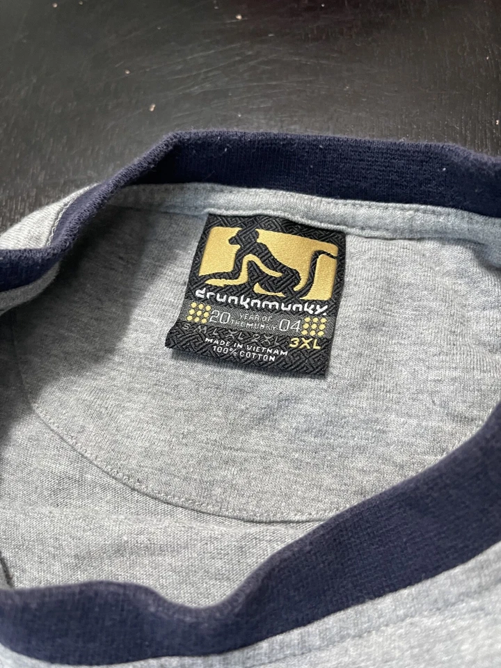 Camiseta Vintage Drunknmunky 2004 Year of the Munky, Cinza, Tamanho: 3XL XXXL - Imagem 3 de 4