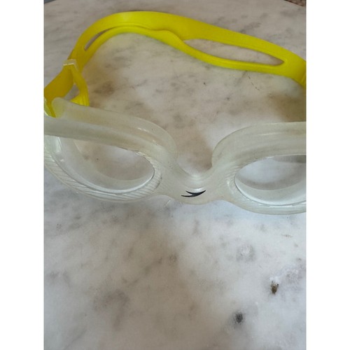 Speedo Occhiali da Nuoto Adulti Anti Nebbia Protezione UV Regolabile Cinturino Giallo Trasparente - Foto 4 di 7
