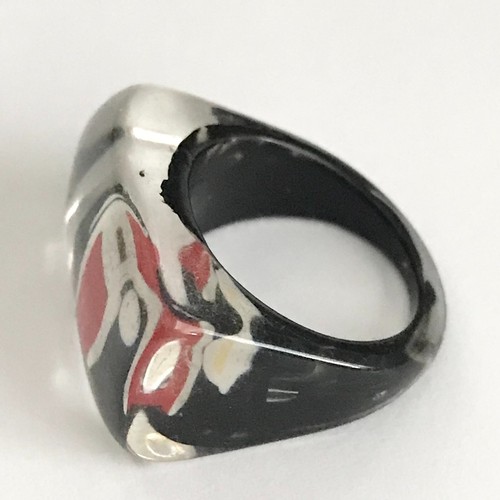 Vintage Lucite Acrylic Ring Size 7 Retro Abstract Hand Painted White Red Black - Picture 10 of 12