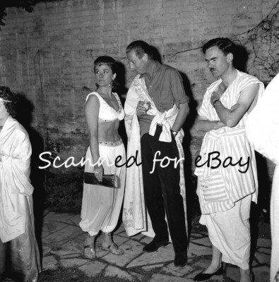 BUSTY WOMAN AT ROMAN PARTY LONDON - THE RICH AT PLAY - 1 NEGATIV 1960