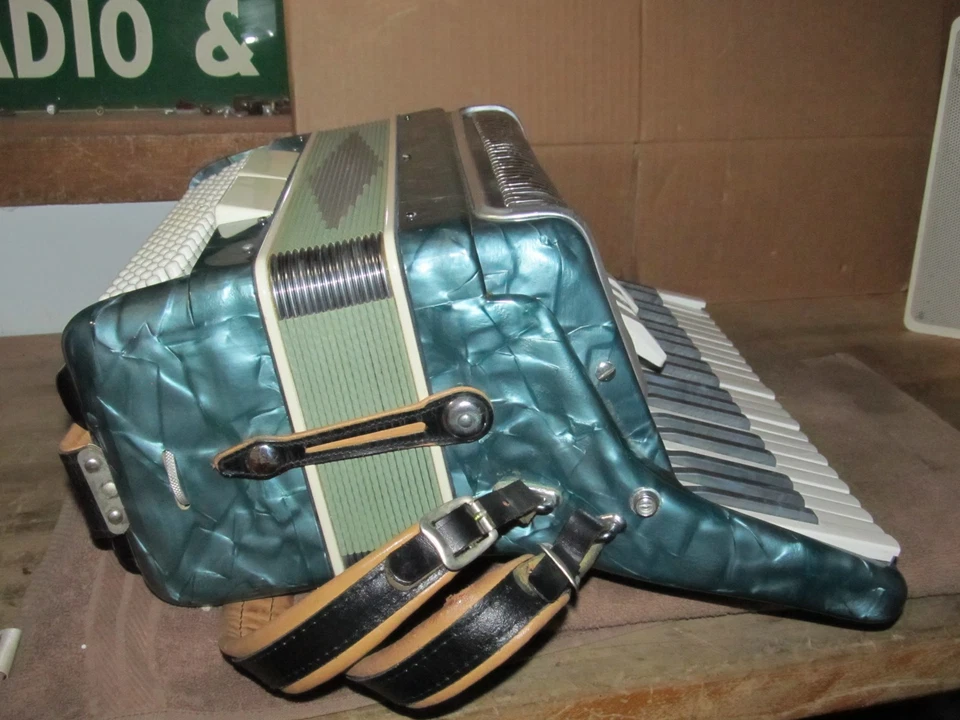 Vintage Camerano Accordion In Case, VERY NICE - Image 4 of 4