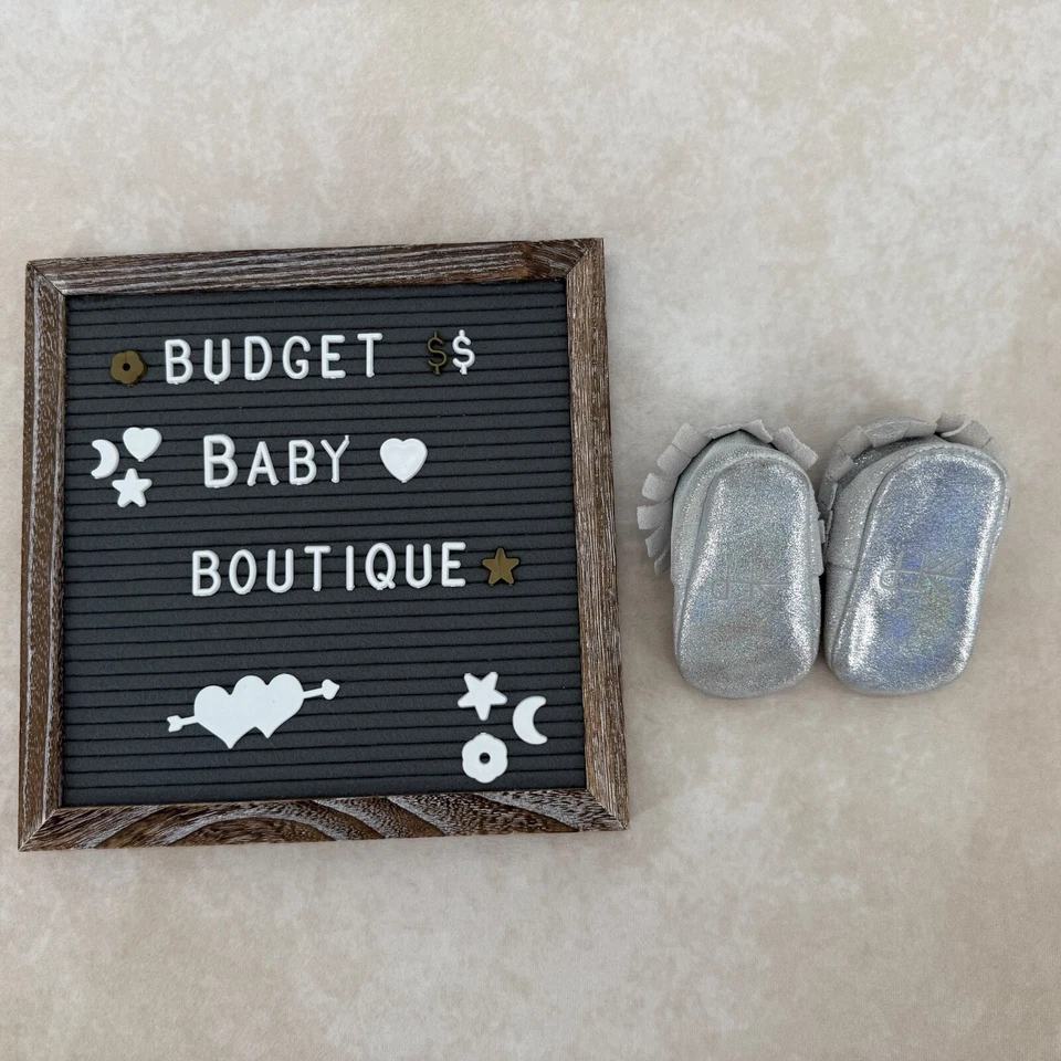 Mocasines con flecos de cuero plateado brillante recién escogidos talla 2 usados en excelente estado Foto 3 de 3