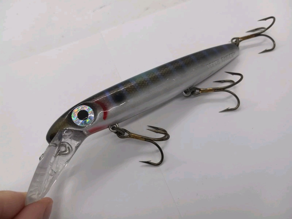 depth raider fishing lure Bucher 8" Crankbait Glow Skunk Resume your retrieve or troll with a sudden rip forward of the rod tip to free any remaining cover clinging to the lip or hooks. Depth Raider