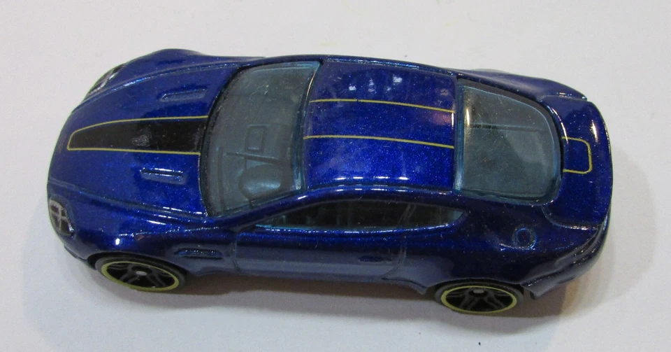 Coche de juguete fundido a presión Hot Wheels Aston Martin V8 Vantage 2015 vintage azul exótico 1:64 Foto 2 de 4
