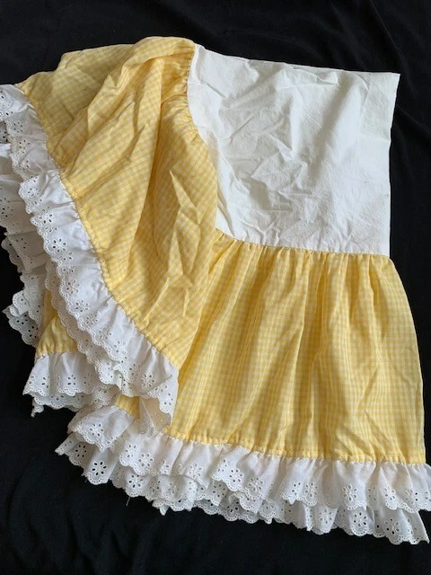 Conjunto de guinga amarilla vintage: falda de cuna con volantes, apilador de pañales, patos, decoración de oso Foto 2 de 4