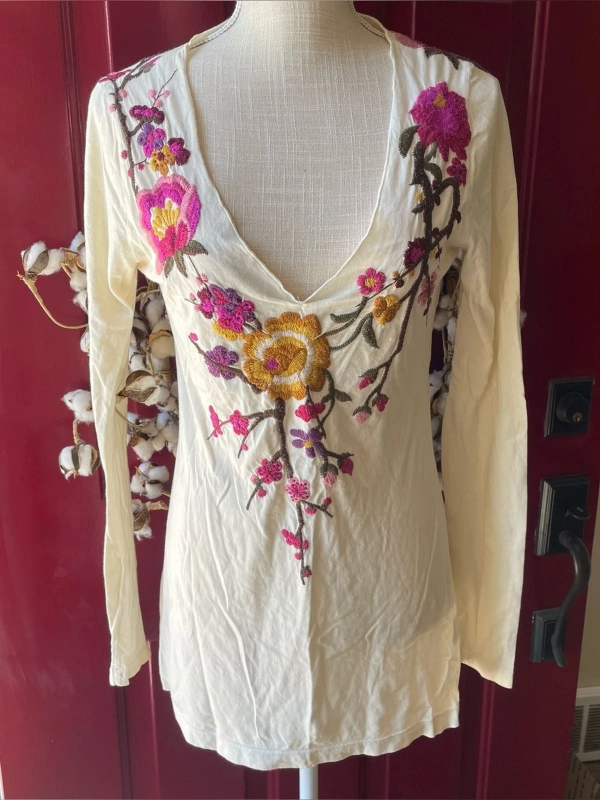 Johnny Was T-shirt Features a V-Neck Intricate Floral Embroidered Women's Top(S)