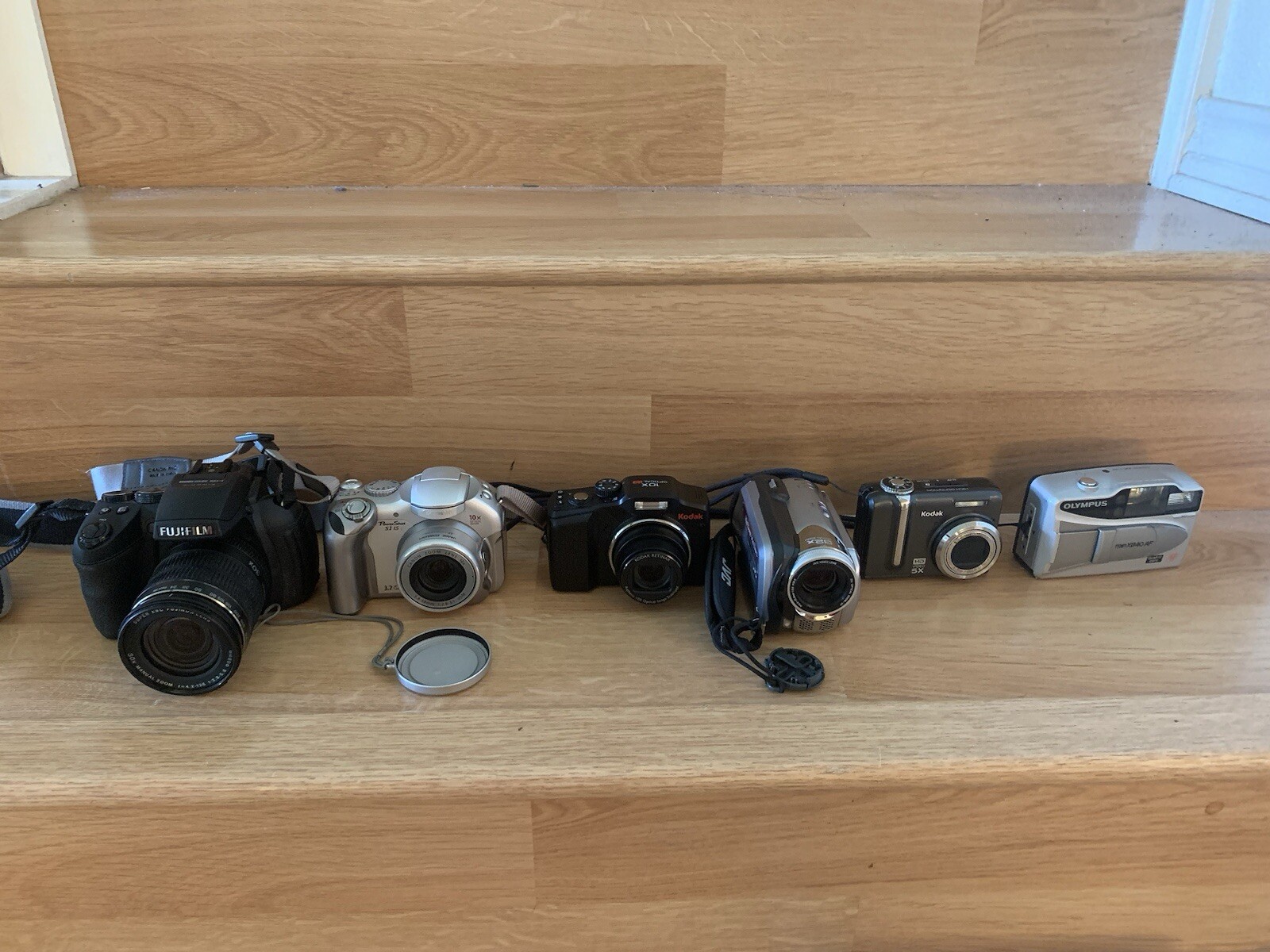 Broken Fujifilm Canon Kodak Digital Camera Lot For Parts or Repair  -image