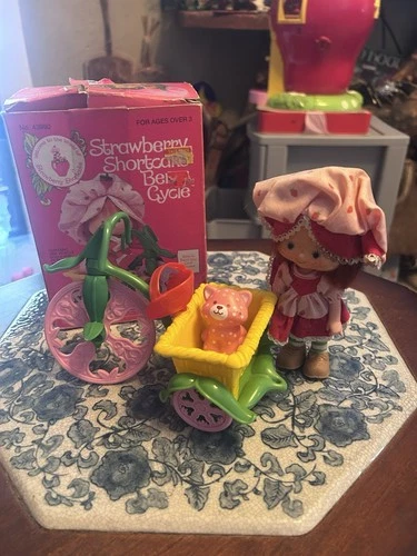 Vintage 1982 Strawberry Shortcake Doll & Custard W/ Berry Cycle With Box