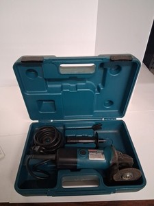 EXCELLENT -- MAKITA 9523NBH 4" ANGLE GRINDER CORDED + Case - Accessories