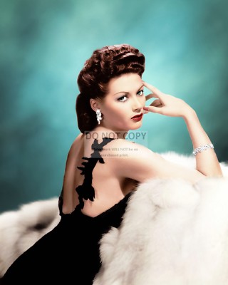 ACTRESS YVONNE DE CARLO - 8X10 PUBLICITY PHOTO (FB-073)