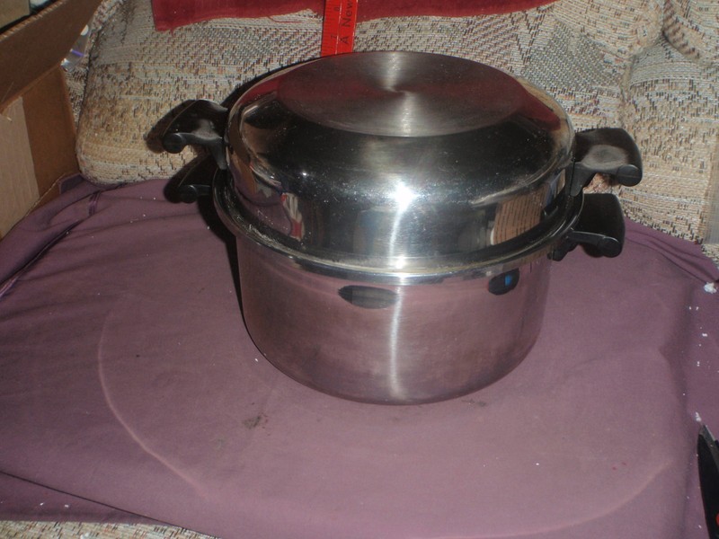 vtg.  Amway Queen 18/8 Stainless Multi-Ply Cookware 6 Qt? with Dome Lid/used