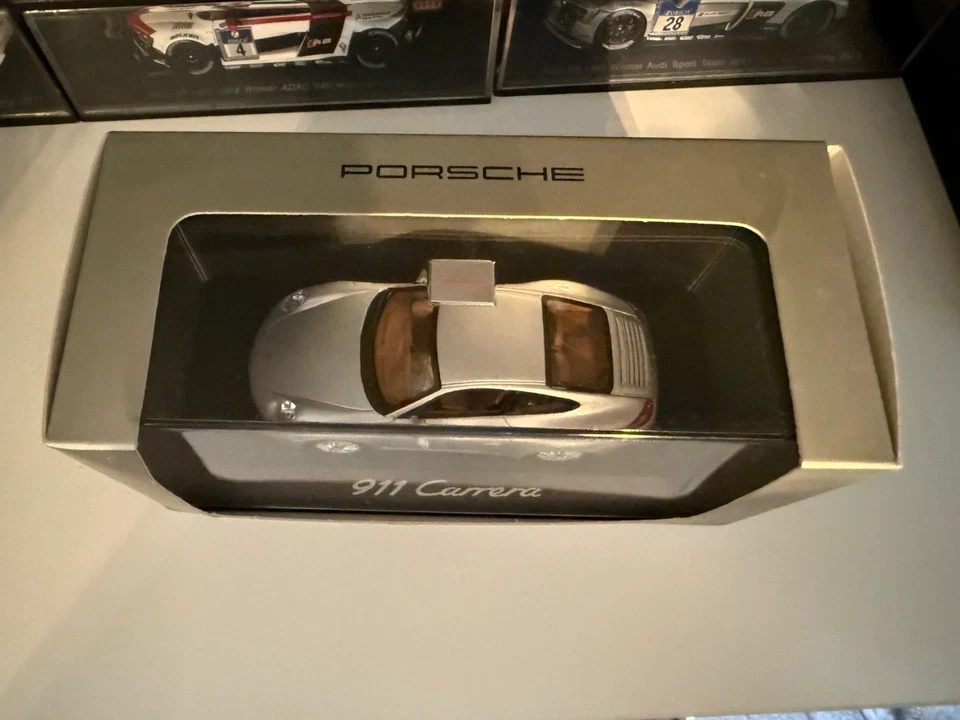 Porsche 911 (997.2) Carrera 2009 Artic Silver 1:43 Minichamps WAP 020 012 18 - Image 4 of 4