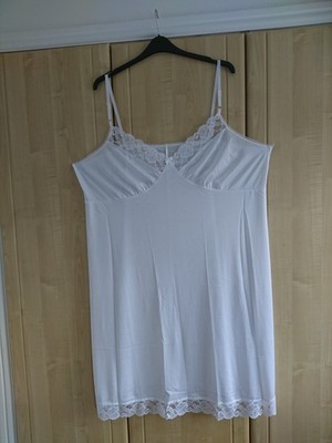 VINTAGE GLÄNZENDER UNTERROCK SLIPPER JAKOBSMUSCHELKANTE SPITZENBORTE VOLLER SLIP 32-34 XXXL WEISS