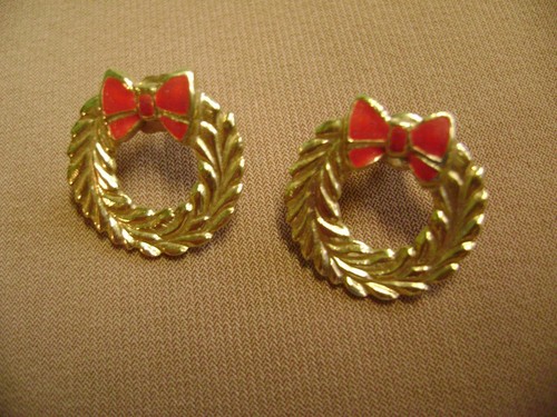 NWOT- CHRISTMAS WREATH RED ENAMELED BOW PIERCED HOLIDAY EARRINGS - Picture 2 of 4