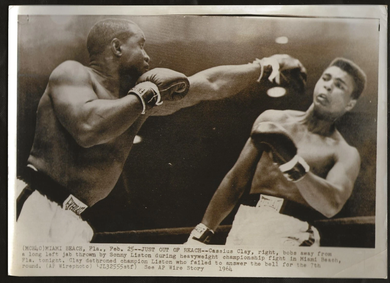 ** 1964年 カッシウスクレイ (Muhammad Ali) TKO ソニーリストン ヴィンテージ ボクシング AP ワイヤー 写真 - 画像1/2