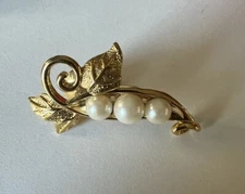 Avon Pea Pod Faux Pearl Brooch Pin Gold Tone Lapel Enamel Collectible