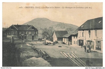 AXBP9-0721-38 - REVEL - La place et la mairie - La montagne de combeloup