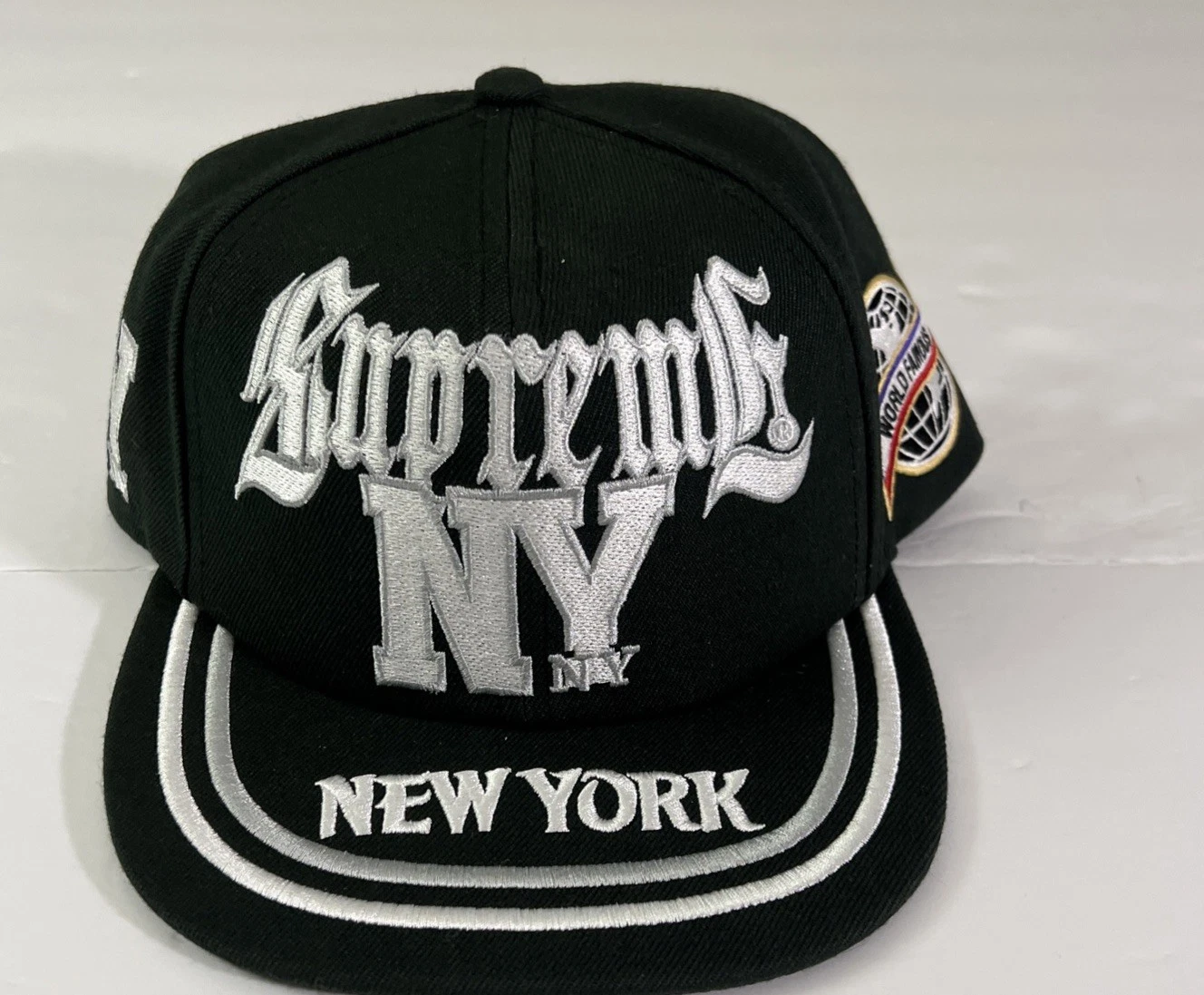 SUPREME NEW YORK 6 PANNEAUX NOIR OS (SS25 SEMAINE 1) (NOIR) (AUTHENTIQUE) NEUF