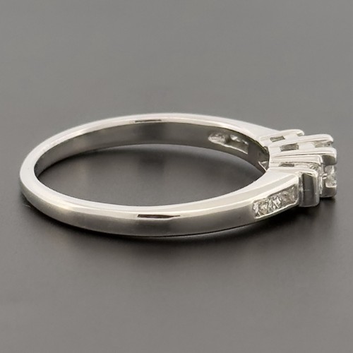 18ct White Gold Diamond Three Stone Ring Size K - Picture 3 of 8