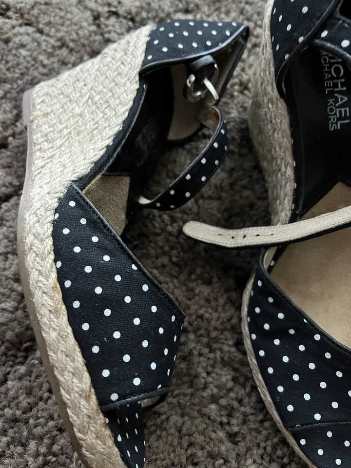 Michael Kors branco bolinhas lona peeptoe juta cunhas 6.5 alça de tornozelo - Imagem 2 de 4