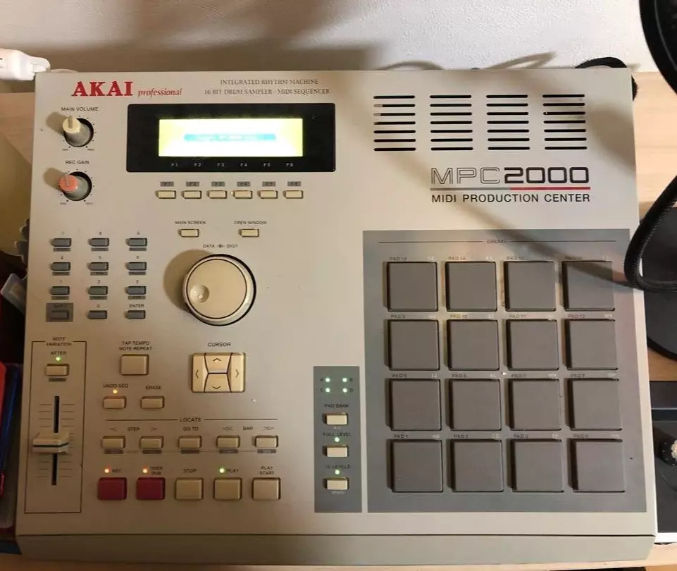 AKAI Sampling Machine MPC2000 MIDI Sampler working