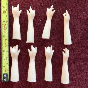 ains standard pour poupées anciennes STA 10  Antique doll hands