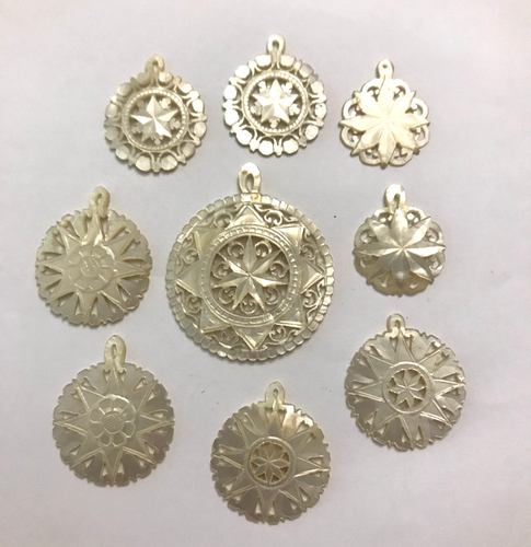 Collier Vintage Art Nouveau En Corne Blonde Sculptée - France Vers 1900 - Pendentif Floral