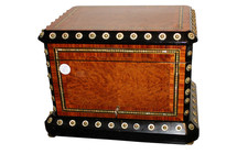 Scatola porta liquori in radica di maples e madreperla - XIX secolo