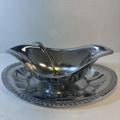 Vtg Silver Tone Metal Gravy Boat with Attached Tray & Matching Gravy Spoon Ladle