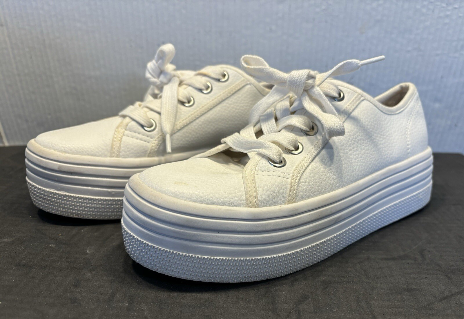 Vintage Steve Madden Platform Sneakers Lace Up  Size 7. White