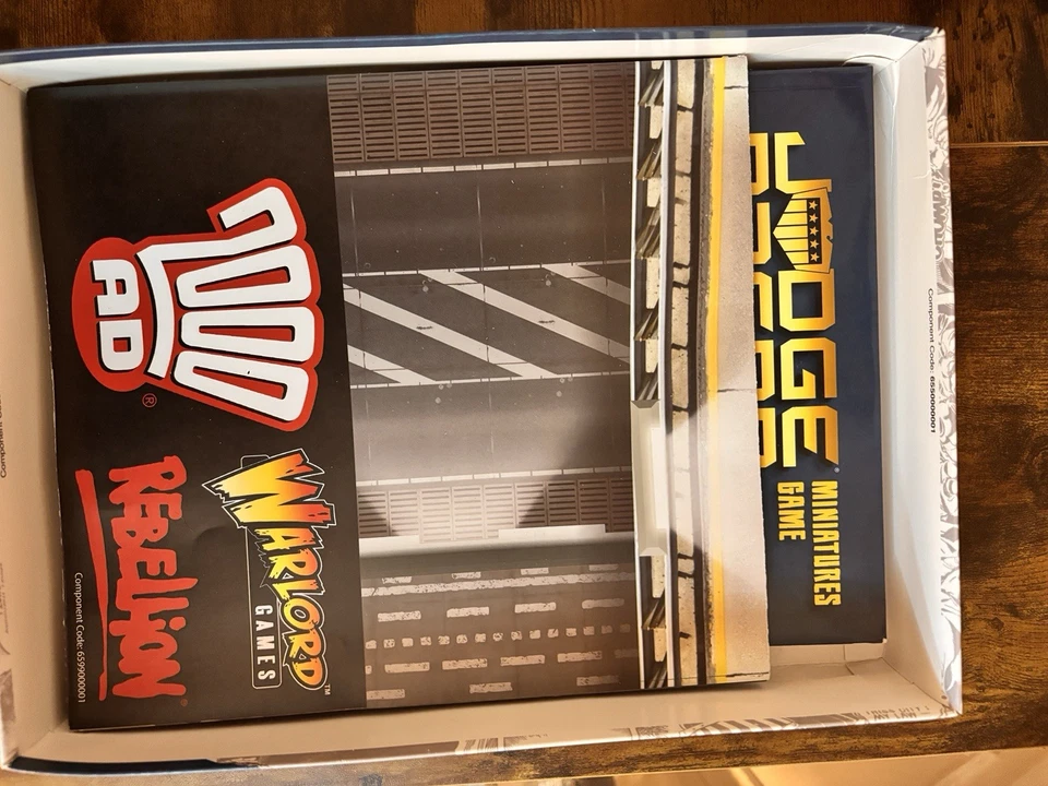 Judge Dredd I Am the Law Game,  Nicely Painted Miniatures, Separate Game Book. - Image 3 of 4