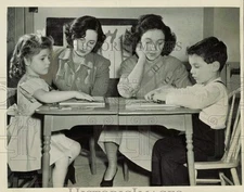 Press Photo Two young women tutoring Cheryl Ann Marks and David Berkowitz