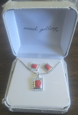 Social Gallery Necklace and Earing Set