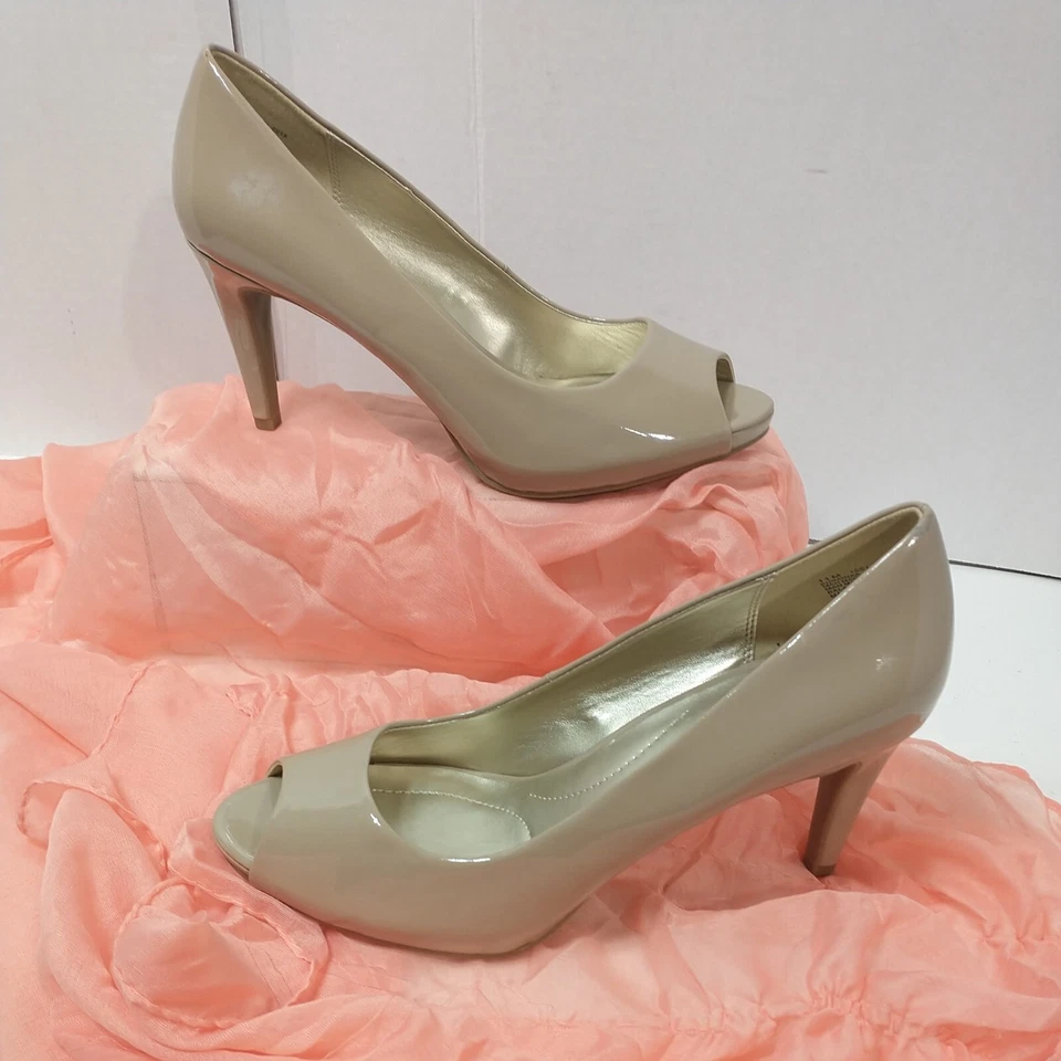 Zapatos de salón clásicos Bandolino para mujer talla 11M Rainaa Peep Toe, tostados,  Foto 3 de 4