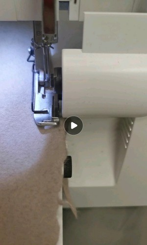 Overlock Pfaff Hobbylock 2,0 Gebraucht, mit Zubehör, CD und Garn dabei - Bild 8 von 9