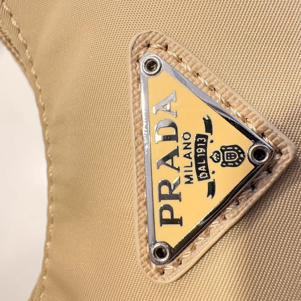 Prada Re-Edition 2000, foto 1 de 5